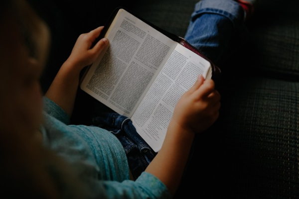 kind leest bijbel